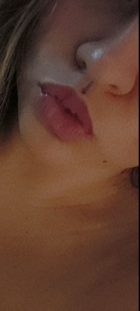 Naakte gelekte OnlyFans-foto van Becka Ross