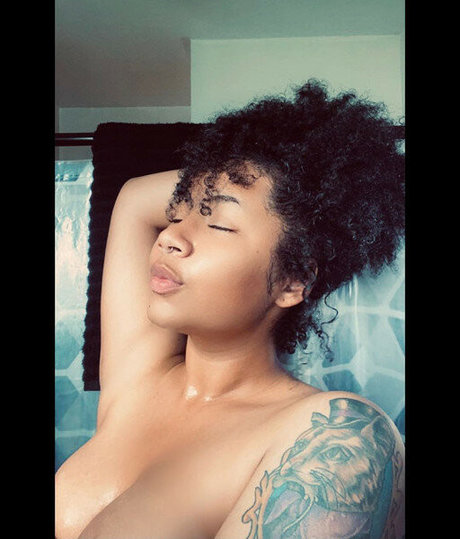 Alasti lekkinud OnlyFans-i pilt Elusivemulatto