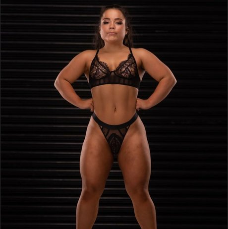 Naakte gelekte OnlyFans-foto van Shannon Dacombe