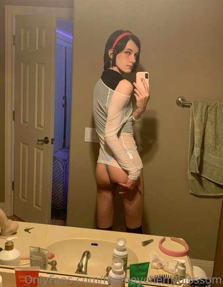 Nacktes geleaktes OnlyFans-Foto von Femboycherryblossom