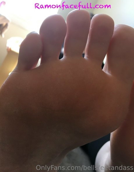 Naken lekkede OnlyFans-bilde av Bellsfeetandass