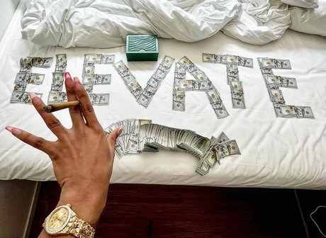 Alasti lekkinud OnlyFans-i pilt Rastafariana