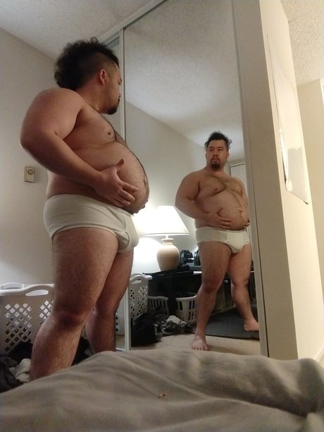 Nahá fotka uniklých OnlyFans od Donovan That Bulky Asian Gainer