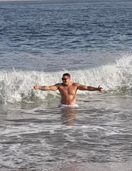 Naken läckt OnlyFans-bild av Milan Thomson