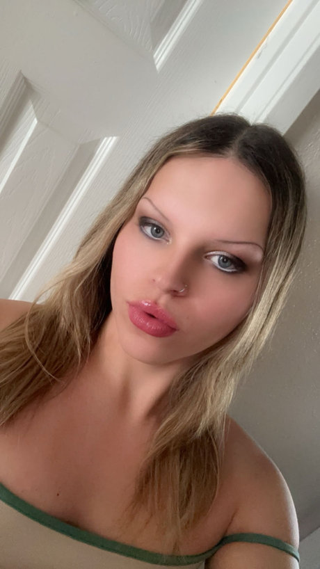 Naken lekkede OnlyFans-bilde av Miki Uchis