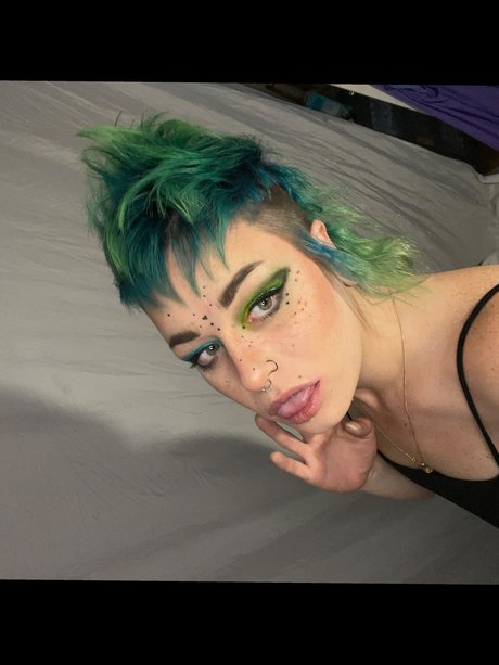 Alasti lekkinud OnlyFans-i pilt Mikitty