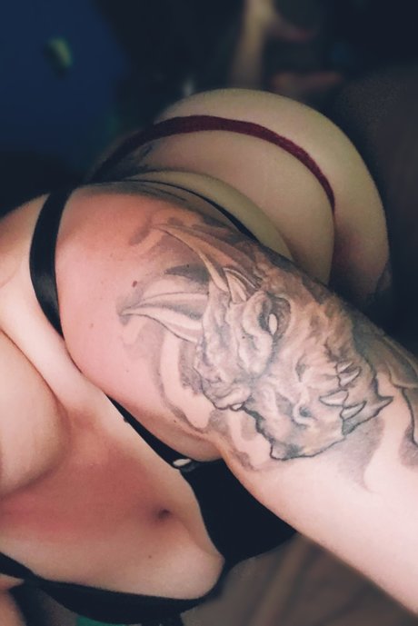 Alasti lekkinud OnlyFans-i pilt Midnight