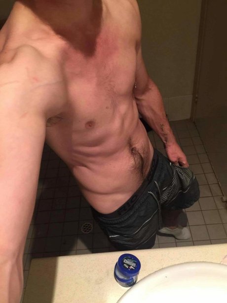 Naken lekkede OnlyFans-bilde av Hung 8