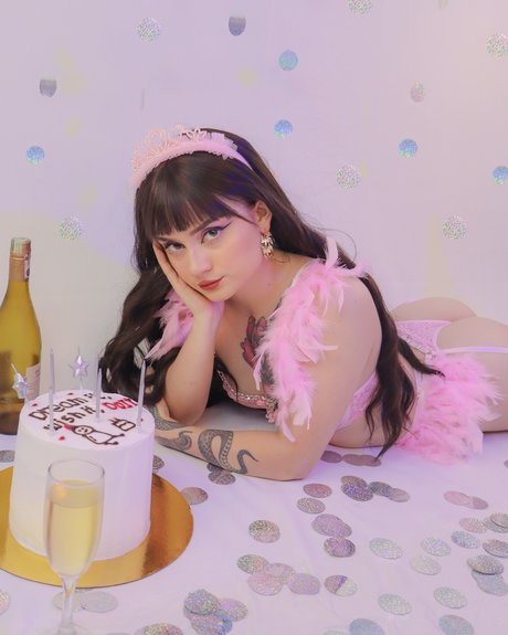 Alasti lekkinud OnlyFans-i pilt Milu 