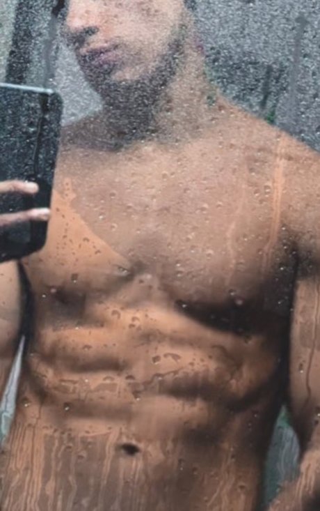 Naken lekkede OnlyFans-bilde av Carlos Brown