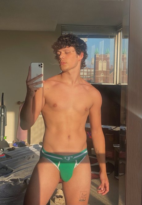 Naakte gelekte OnlyFans-foto van Carter Layton