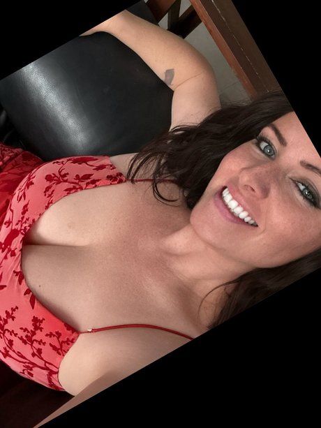 Alasti lekkinud OnlyFans-i pilt Miss Olivia Night