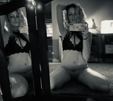 Naakte gelekte OnlyFans-foto van Kat