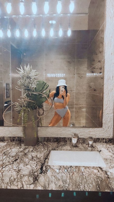 Обнаженная фотография утечки OnlyFans от Miss Nicole Cara