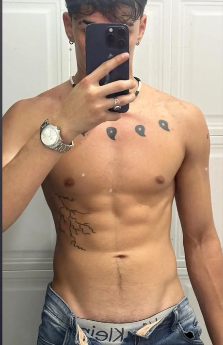Naken lekkede OnlyFans-bilde av Hot Boy Latino 18