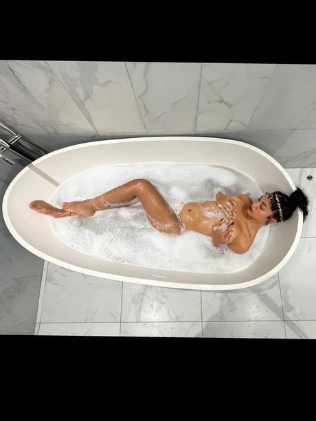 Naken läckt OnlyFans-bild av Mistress Kitana