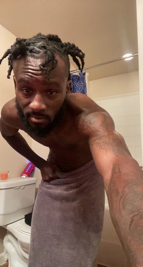 Naakte gelekte OnlyFans-foto van Russell Da Luv Muscle