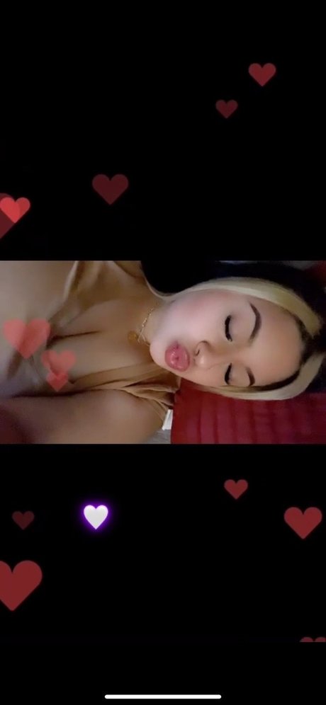 Nahá fotka uniklých OnlyFans od Ari