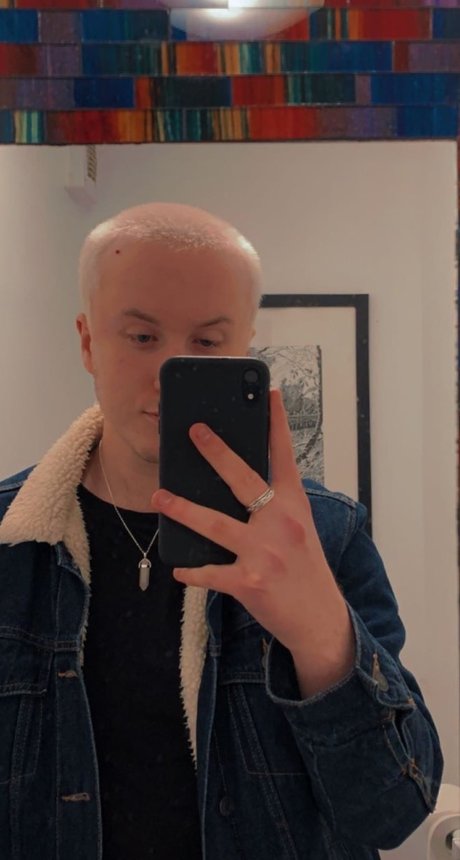 Обнаженная фотография утечки OnlyFans от Mikey Brinklow