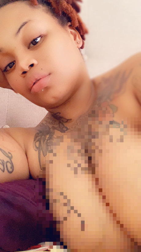 Alasti lekkinud OnlyFans-i pilt Karmakreme