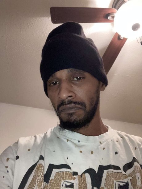 Alasti lekkinud OnlyFans-i pilt Moneygang420