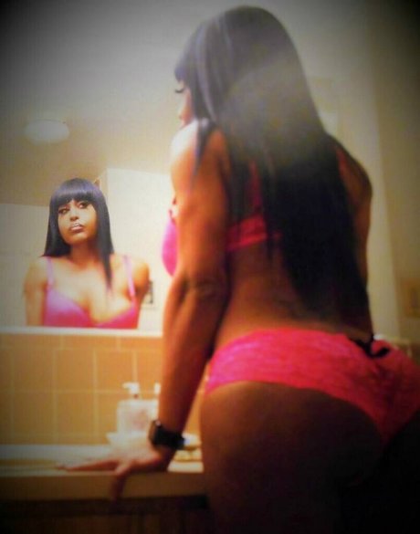 Naken lekkede OnlyFans-bilde av Mona Loud