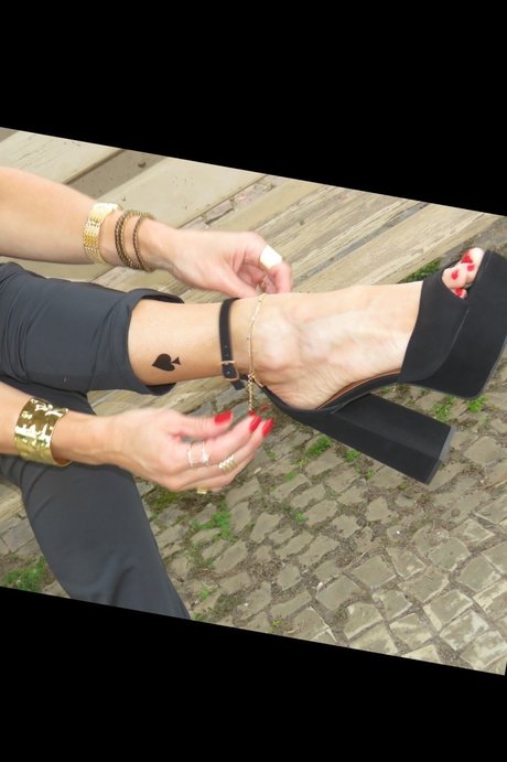 Naakte gelekte OnlyFans-foto van Momo Hotwife