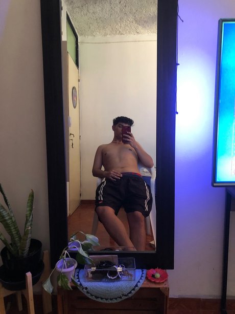 Alasti lekkinud OnlyFans-i pilt Lorenzo