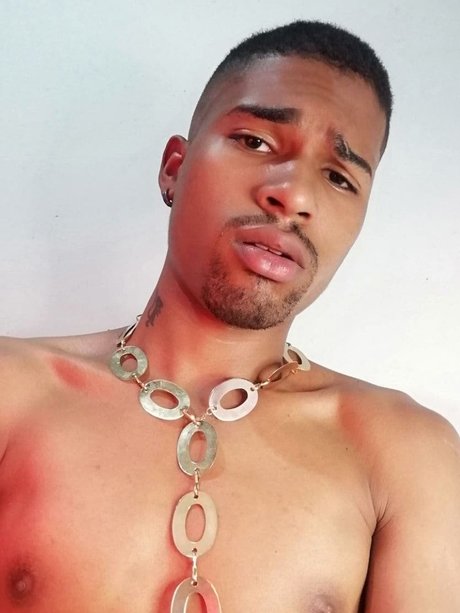 Naakte gelekte OnlyFans-foto van Brian Santiago