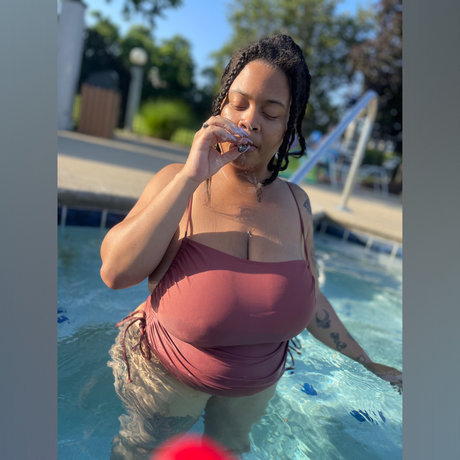 Naakte gelekte OnlyFans-foto van Sylvia Half Fans