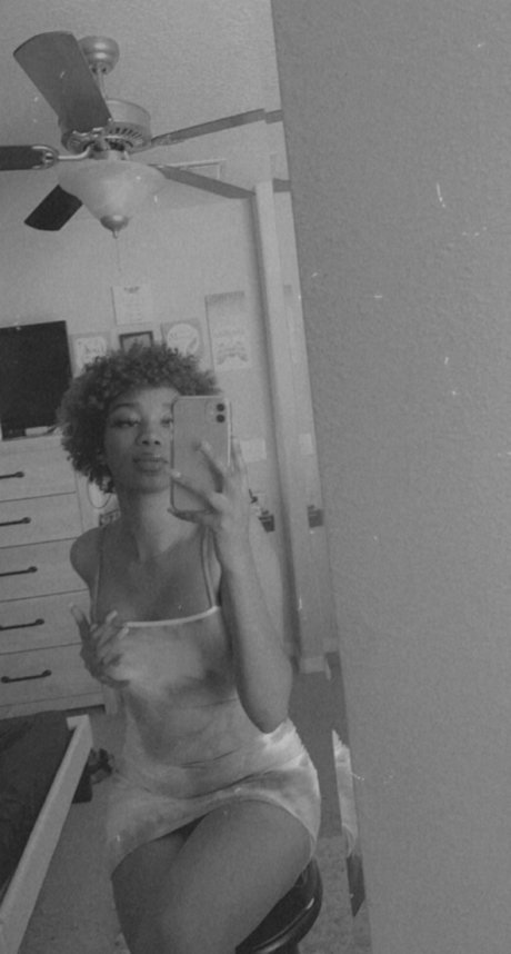 Alasti lekkinud OnlyFans-i pilt Glitter The Reaper