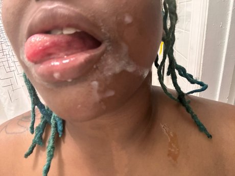 Naken lekkede OnlyFans-bilde av Ms Charlie Blunts