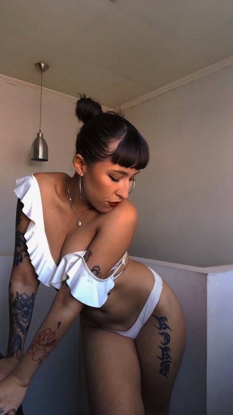 Alasti lekkinud OnlyFans-i pilt Selina