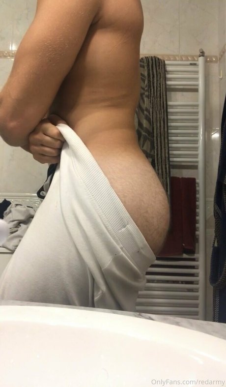 Alasti lekkinud OnlyFans-i pilt Redarmy