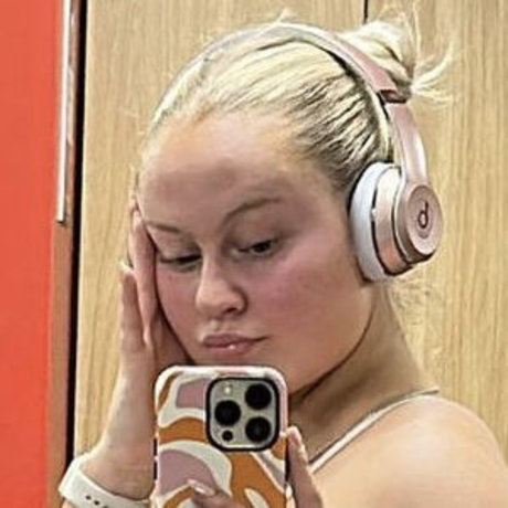 Nahá fotka uniklých OnlyFans od Charlie Smith