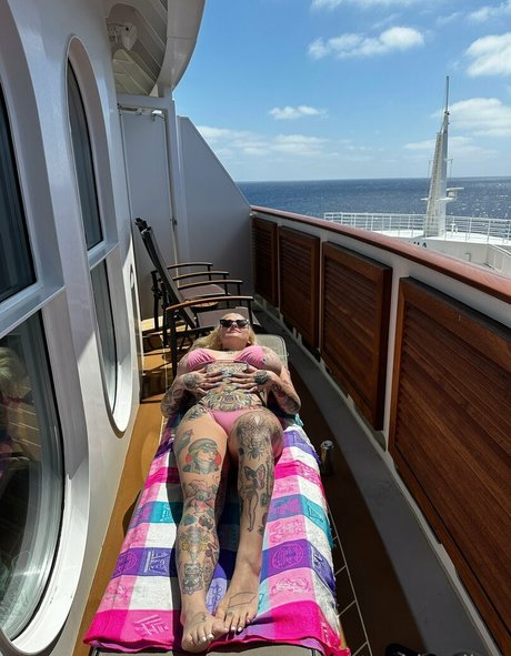 Alasti lekkinud OnlyFans-i pilt Stupiderandhotter