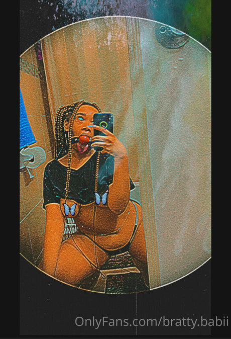 Обнаженная фотография утечки OnlyFans от Brattybabii