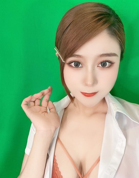 Naken lekkede OnlyFans-bilde av Uying