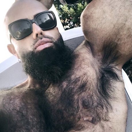 Обнаженная фотография утечки OnlyFans от Bearded Huge Muscle