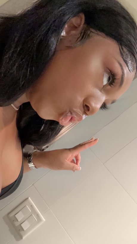 Naakte gelekte OnlyFans-foto van Dream East