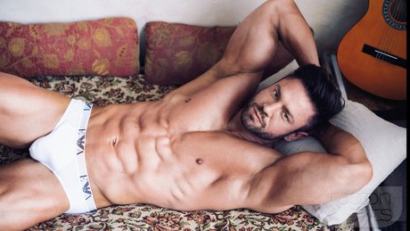 Naakte gelekte OnlyFans-foto van Geeorge Steel