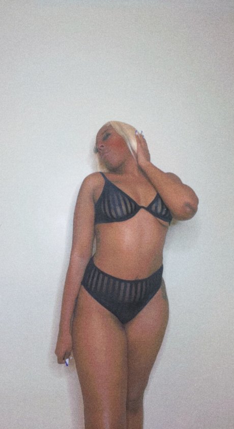 Nacktes geleaktes OnlyFans-Foto von Yummi Baee