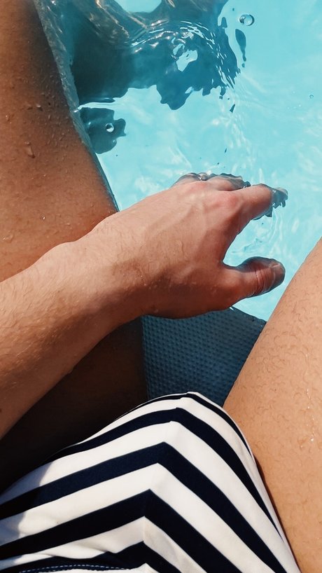 Naakte gelekte OnlyFans-foto van Manu