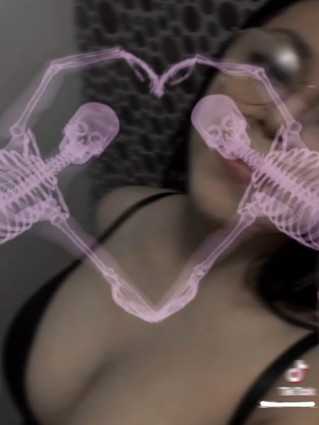 Alasti lekkinud OnlyFans-i pilt Mia