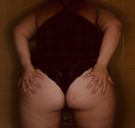 Naakte gelekte OnlyFans-foto van Curved Baby