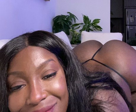 Naakte gelekte OnlyFans-foto van Dark Skin Desires