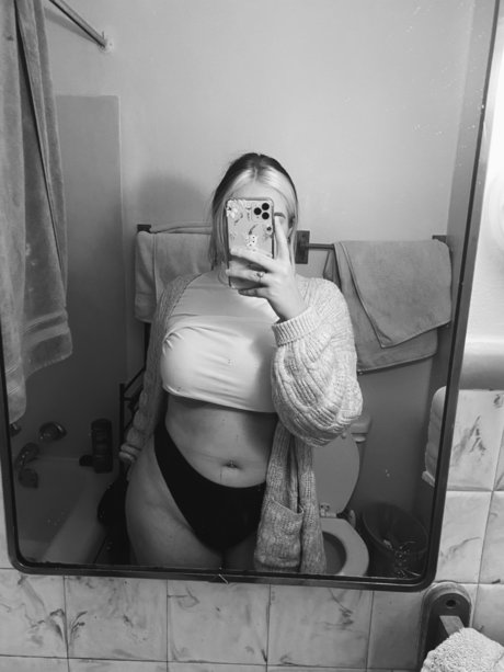 Alasti lekkinud OnlyFans-i pilt Curvy Cutie