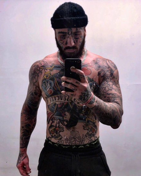 Alasti lekkinud OnlyFans-i pilt Dariusz