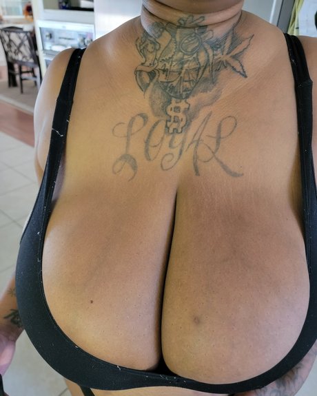 Alasti lekkinud OnlyFans-i pilt Caramel Rozaye