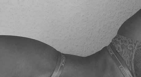 Naken lekkede OnlyFans-bilde av  